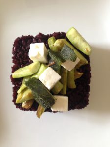 Riso Venere con zucchine trombetta, formaggio Feta e salvia